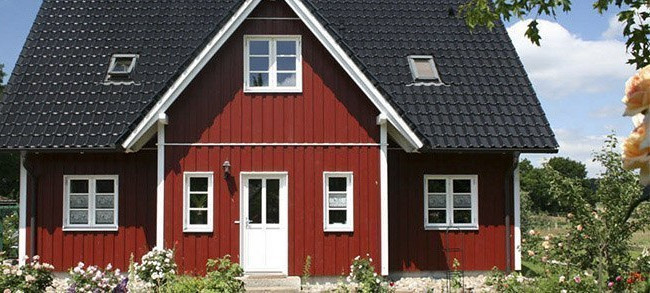 rotes Holzhaus in skandinavischem Stil